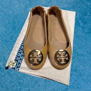 Tory Burch Minnie Ballet Flats Tan Quilted Patent Leather Gold Logo Medallion 5M